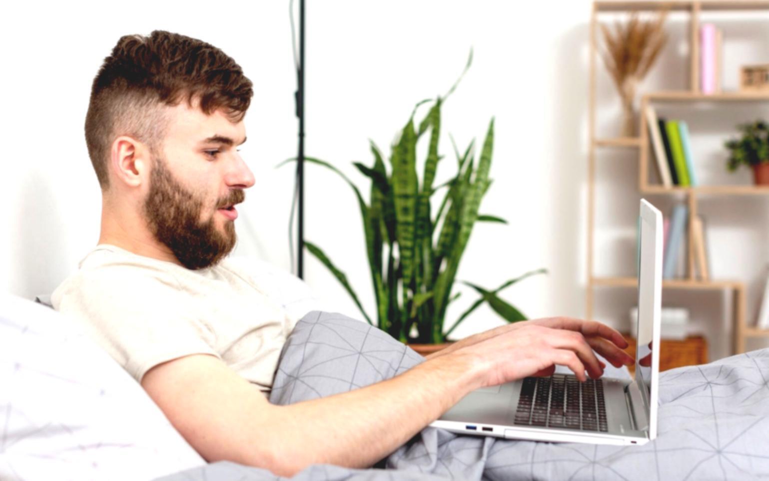 Groupe de participants analysant des documents financiers