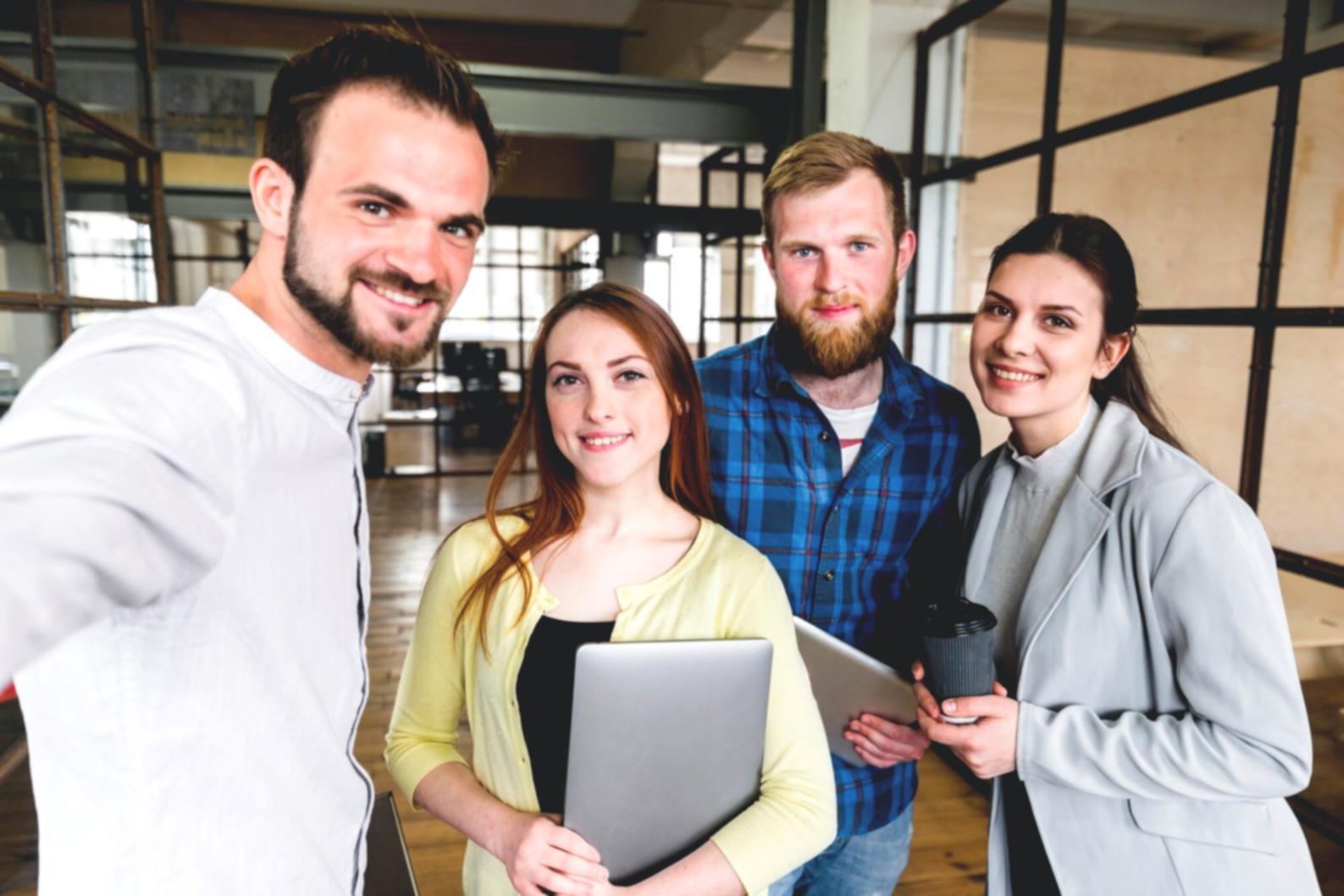 Espace de travail collaboratif avec documents budgétaires et ordinateurs portables lors d'une session de formation