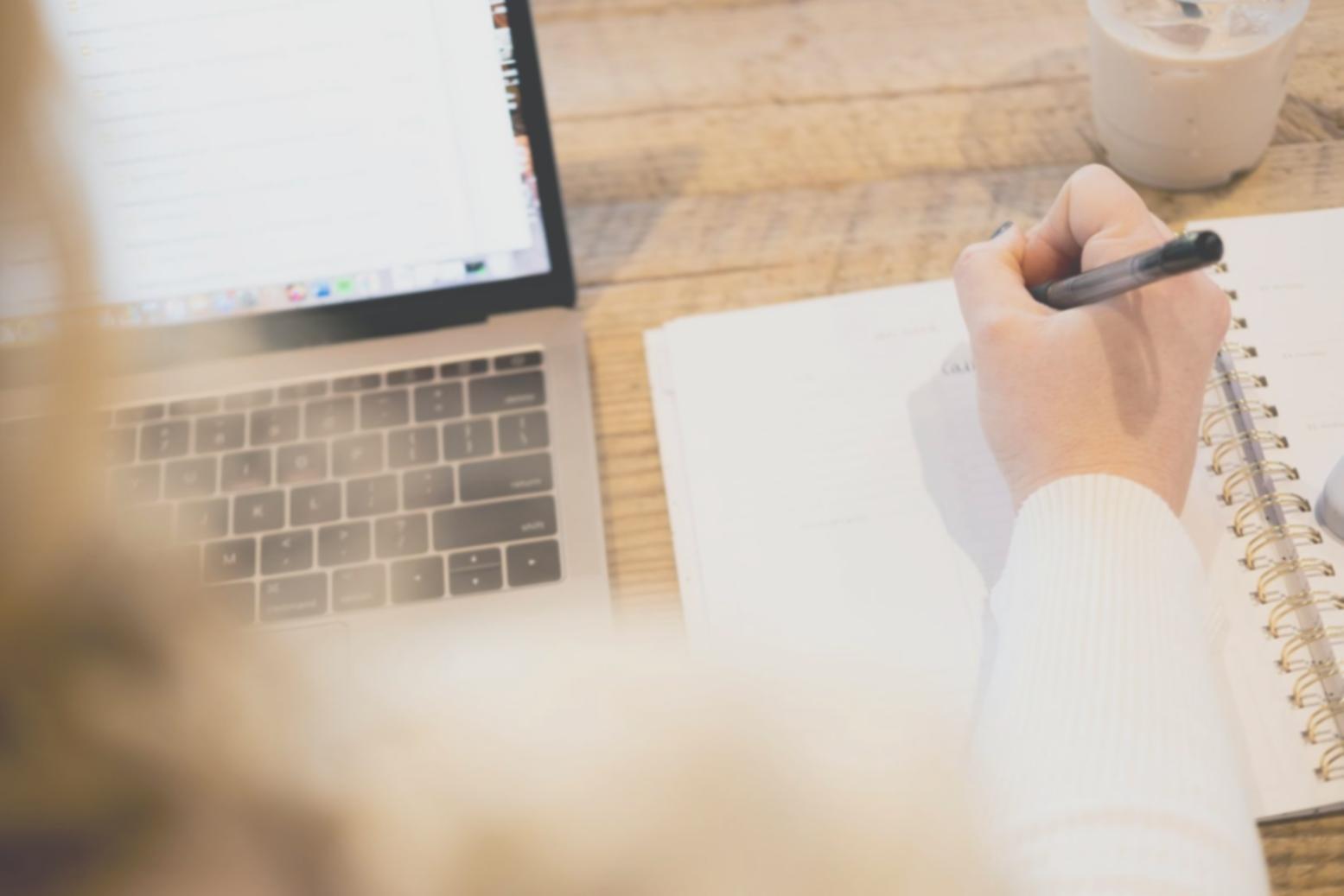 Tableau de bord financier avec graphiques et indicateurs