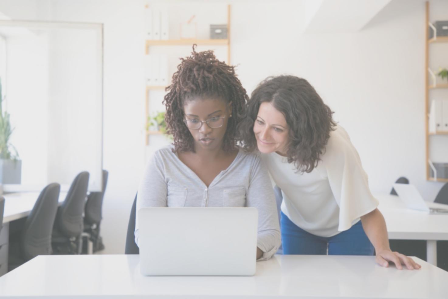 Participant travaillant sur un budget avec des documents financiers