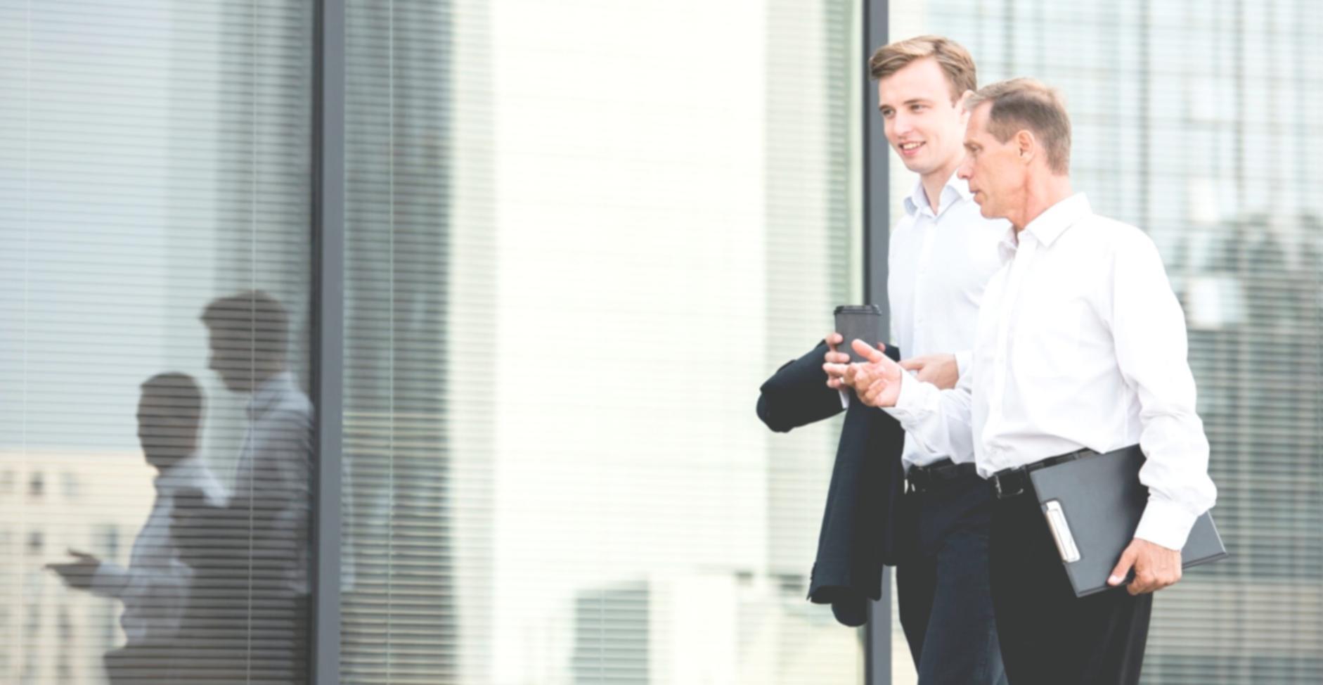 Participants travaillant ensemble sur des concepts budgétaires lors d'un atelier pratique